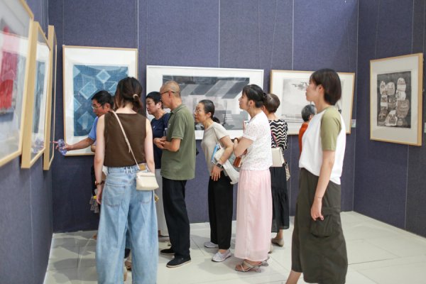 沪深股票配资 沪疆版画同场呈现“印痕之美”